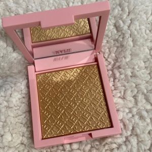 Kylie kylighter pressed illuminating powder- Salted caramel.